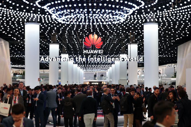 세계 최대 이동통신 전시회 '모바일 월드 콩그레스(MWC) 2024’ 개막 이튿날인 2024년 6월 27일 오후(현지시간) 스페인 바르셀로나 피라 그란 비아 전시장에 마련된 중국 IT기업인 화웨이 부스가 관람객들로 붐비고 있다./뉴스1