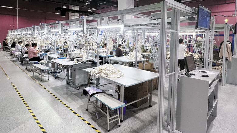 패션의류 기업인 이랜드는 한국 기업 중 거의 유일하게 중국 내수 시장 공략에 성공하고 있다. 사진은 중국 상하이에 있는 이랜드의 생산 공장 모습. 이랜드는 서울 동대문의 원·부자재를 활용해 10시간 안에 제품 생산과 온라인 게시용 사진 촬영까지 마치는 시스템을 구축했다. 매일 생산된 제품은 로봇 자동화 스마트 물류를 통해 전국 핵심 매장과 소비자에게 이틀 내 도착한다./이랜드