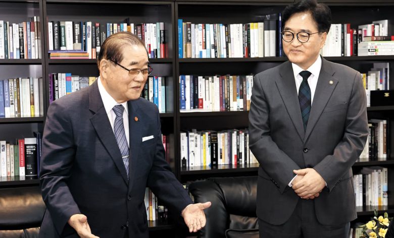 국회의장 만난 광복회장 "관장 선정 과정 수사 의뢰할 것" - 이종찬(왼쪽) 광복회장이 12일 서울 영등포구 광복회관을 찾은 우원식 국회의장과의 면담에 앞서 취재진에게 이야기하고 있다. 이 회장은 이날 기자들과 만나 김형석 독립기념관장 임명 과정에 대해 수사를 의뢰한다고 밝혔다. /장련성 기자