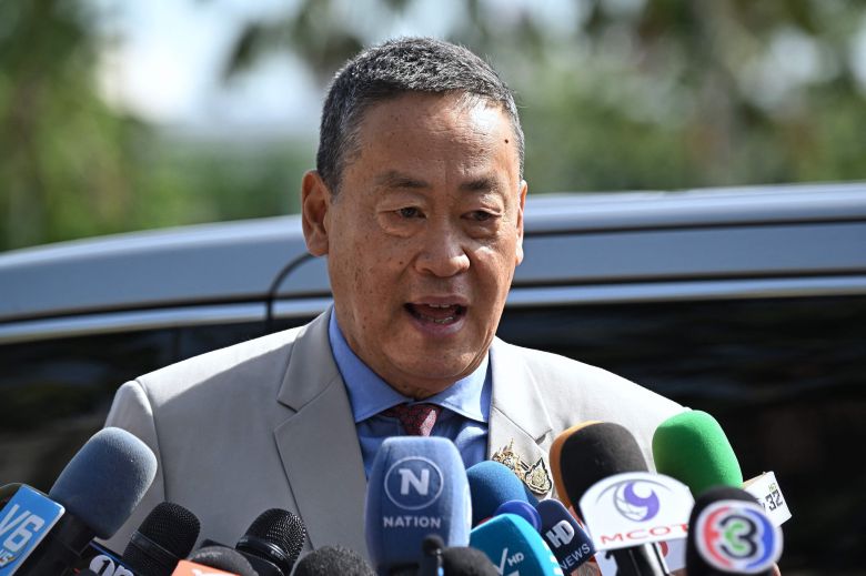 세타 타위신 태국 총리가 14일 방콕 정부 청사에 도착해 취재진의 질문에 답하고 있다. 이날 태국 헌법재판소는 세타 총리의 부패 인사 장관 임명 의혹에 대해 위헌이라고 판단했다./AFP 연합뉴스