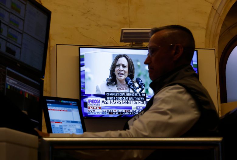 카멀라 해리스 부통령은 유권자들에게 인기 없는 조 바이든 정부의 경제정책과 차별화를 고려하고 있다./UPI 연합뉴스