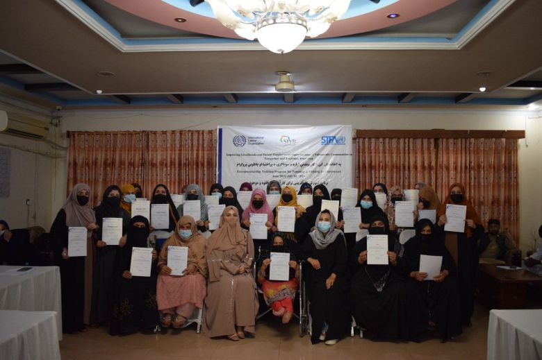 ILO가 최근 진행한 아프가니스탄 여성 기업가 과정을 수료한 수강생들이 한자리에 모여 찍은 기념사진. /ILO 인스타그램