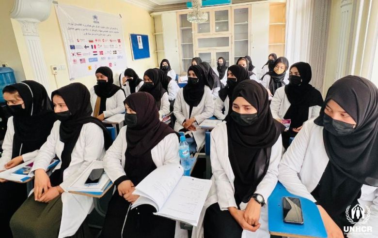 유엔난민기구가 지원하는 조산사 양성 과정 수업을 듣고 있는 아프가니스탄 여성들. 교실 벽에 한국 태극기를 비롯해 수업을 지원하는 나라들의 국기가 붙어 있다. /유엔난민기구 인스타그램