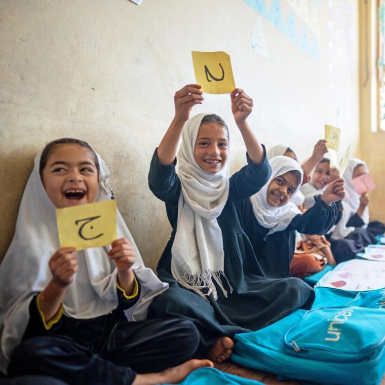 유니세프의 도움으로 학교에서 수업받고 있는 아프가니스탄 여자 어린이들. /유니세프 인스타그램
