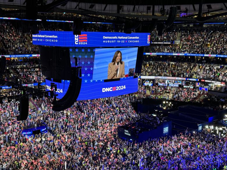 카멀라 해리스 부통령이 민주당 전당대회 첫 날인 19일 시카고 유나이티드 센터의 무대에 올라 지지자들에게 인사를 하고 있다. /시카고=김은중 특파원