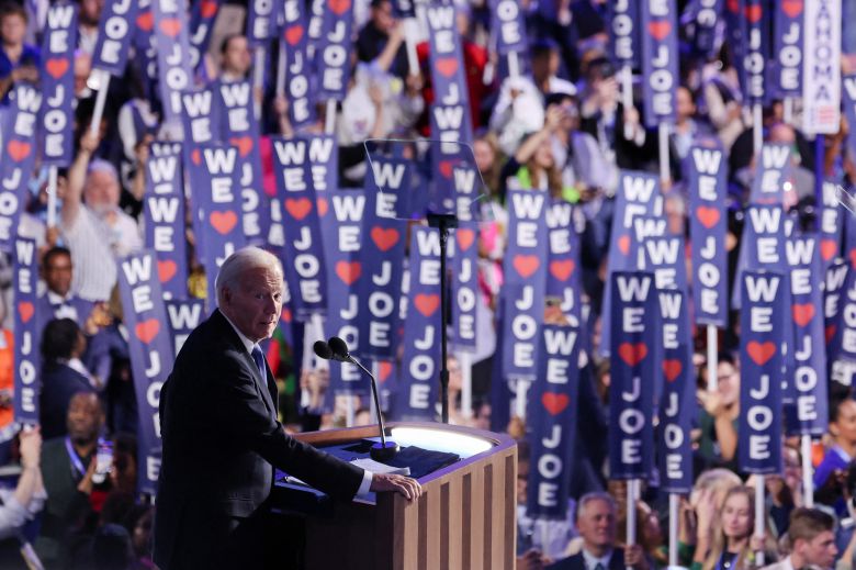 “우리는 조를 사랑해요!” 19일 미국 일리노이주 시카고에서 열린 민주당 전당대회 객석에 ‘하트’가 물결쳤다. 조 바이든 대통령이 무대에 오르자 지지자들은 ‘위 러브 조’라고 쓴 플래카드를 일제히 흔들었다. 이날 전당대회는 카멀라 해리스 부통령을 대선 후보로 공식 추인하는 ‘대관식’ 성격을 띠지만, 이 순간 만큼은 바이든이 주인공 같았다. /로이터 뉴스1