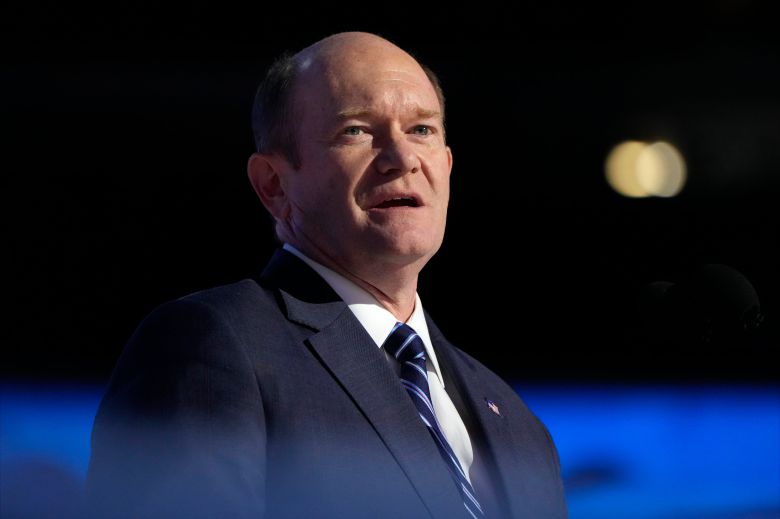 크리스 쿤스 미국 민주당 상원의원이 19일 시카고에서 열린 민주당 전당대회에서 연설하고 있는 모습. 조 바이든 대통령 지역구(델라웨어주)를 물려받은 그는 바이든의 최측근으로 꼽힌다. /AP 연합뉴스