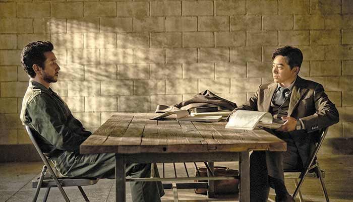 영화 '행복의 나라' 중에서 박흥주 대령(이선균)과 정인후 변호사(조정석)가 면담하는 모습입니다. 둘의 관계가 서서히 발전하는 부분도 영화에서 잘 살렸습니다. /NEW