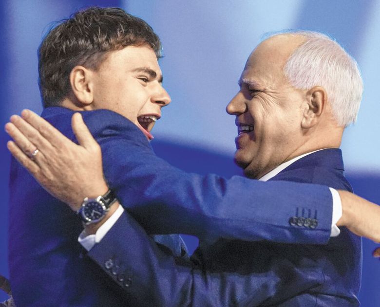 17세 아들과 눈물의 포옹 - 미국 민주당 전당대회 사흘째인 21일 팀 월즈(오른쪽) 부통령 후보가 수락 연설 직후 아들 거스와 포옹하고 있다. 연설에서 월즈는 자녀들을 향해 "너희가 내 전부"라며 애틋함을 드러냈다. 지켜보던 아들 거스가 눈물을 흘리며 "저게 우리 아빠"라고 소리쳤다. /AP 연합뉴스