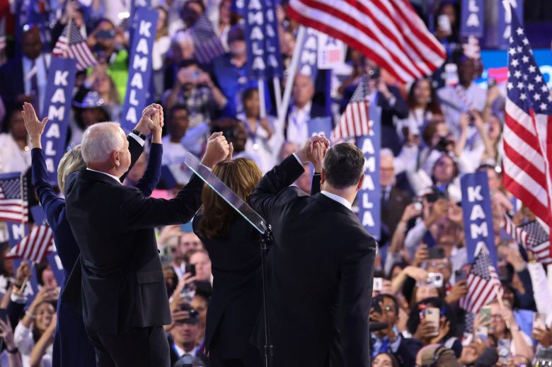 22일 일리노이주 시카고에서 열린 민주당 전당대회에서 카멀라 해리스 대선 후보, 팀 월즈 부통령 후보 등이 무대를 바라보고 손을 흔들고 있다. /AFP 연합뉴스