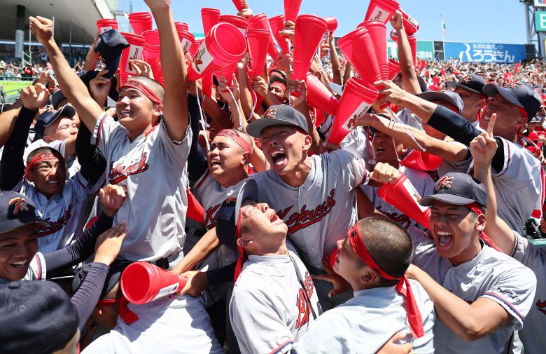 23일 일본 효고현 니시노미야 한신 고시엔구장에서 열린 일본 전국 고교야구선수권대회(고시엔) 결승전 교토국제고와 간토다이이치고 경기. 2-1 승리를 거두고 우승을 차지한 일본 내 한국계 민족학교인 교토국제고 재학생들이 관중석에서 기쁨을 나누고 있다. /연합뉴스