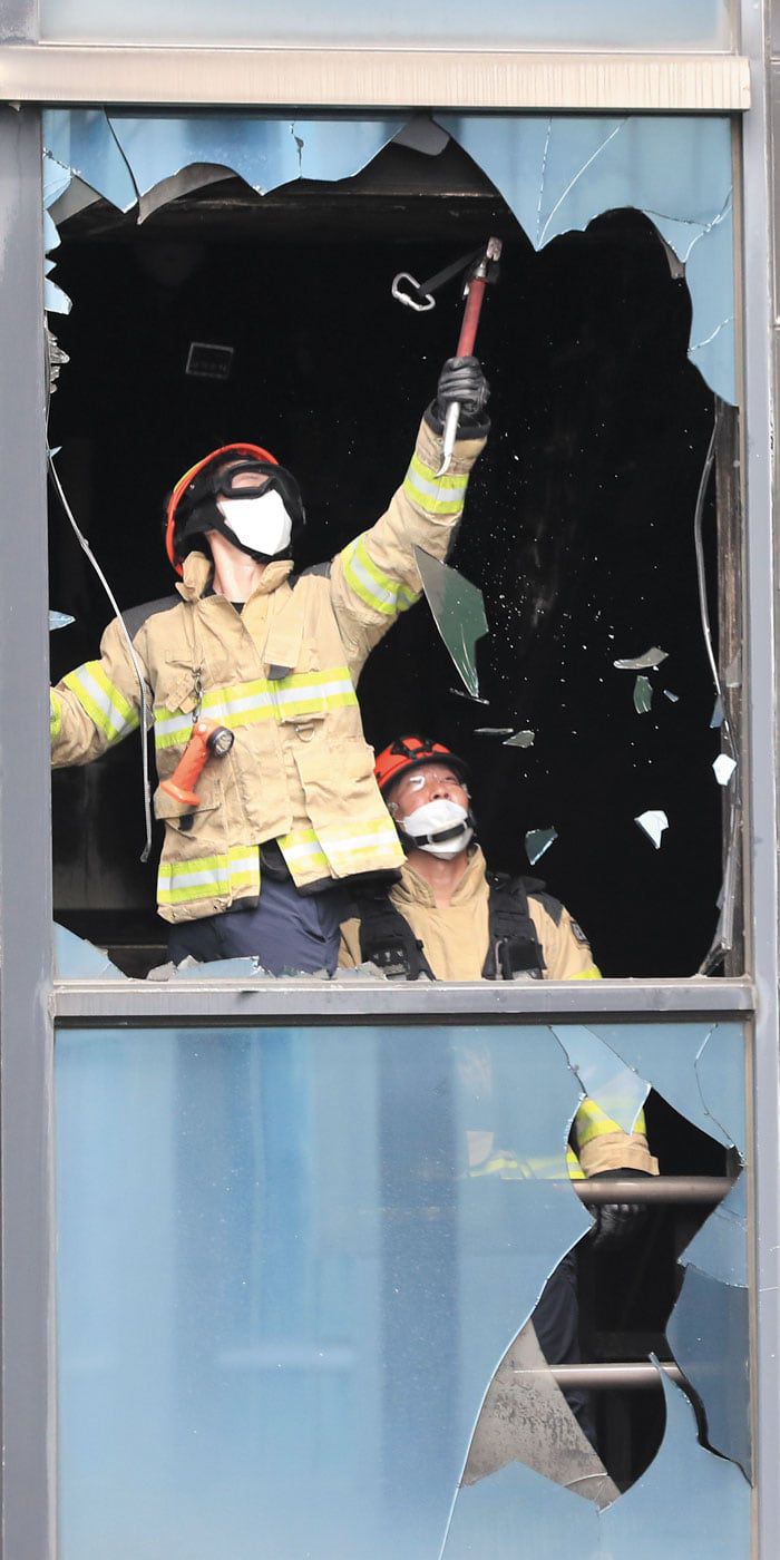 원인 밝히려 현장 감식 - 23일 오전 경기 부천시 중동의 한 호텔 화재 현장에서 소방관들이 전날 진화 작업 중 깨진 유리창 잔해를 제거하고 있다. /장련성 기자