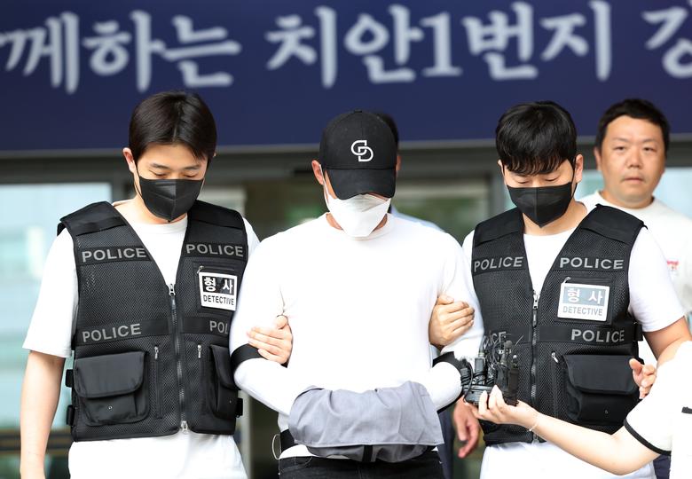 23일 오전 서울 강남경찰서에서 조직폭력배(조폭) 출신 유명 유튜버이자 인터넷 방송 BJ인 30대 남성 김 모씨가 마약류관리법 위반 혐의로 구속 송치되고 있다. /뉴스1