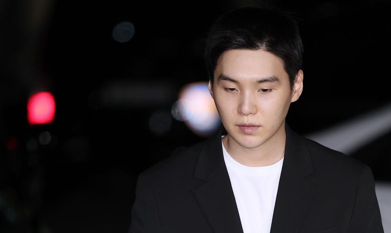'전동스쿠터 음주운전' 혐의를 받고 있는 그룹 방탄소년단(BTS)의 멤버 슈가(본명 민윤기)가 23일 서울 용산경찰서에 출석하고 있다. /뉴스1