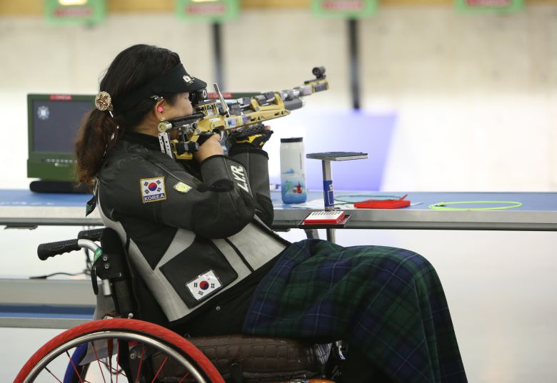 이윤리가 30일 프랑스 샤토루 슈팅센터에서 열린 파리 패럴림픽 사격 여자 10m 공기소총 입사 SH1 결선에서 경기하고 있다./대한장애인체육회