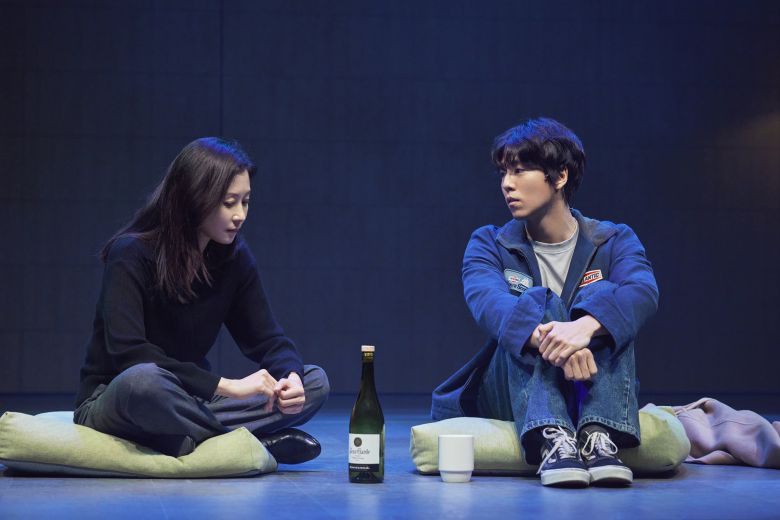 연극 ‘사운드 인사이드’에 소설 창작을 통해 서로에게 마음을 여는 교수와 대학생으로 출연한 문소리(왼쪽)와 이현우. /라이브러리컴퍼니