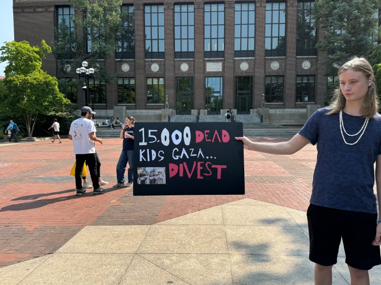 미국 미시간대 재학생 리암씨가 4일 캠퍼스에서 ‘가자지구에서 1만5000명의 어린이가 죽었다’고 적힌 피켓을 들고 반전(反戰) 시위를 하고 있다. 가자지구는 이스라엘과 전쟁 중인 팔레스타인 이슬람 무장 단체 하마스의 주둔지다. /앤아버=김은중 특파원