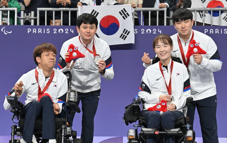 은메달을 획득한 정호원(왼쪽)과 강선희가 5일(현지시간) 프랑스 파리 사우스 파리 아레나1에서 열린 2024 파리 패럴림픽 보치아 혼성 복식 BC3등급 시상식에서 포즈를 취하고 있다. /연합뉴스