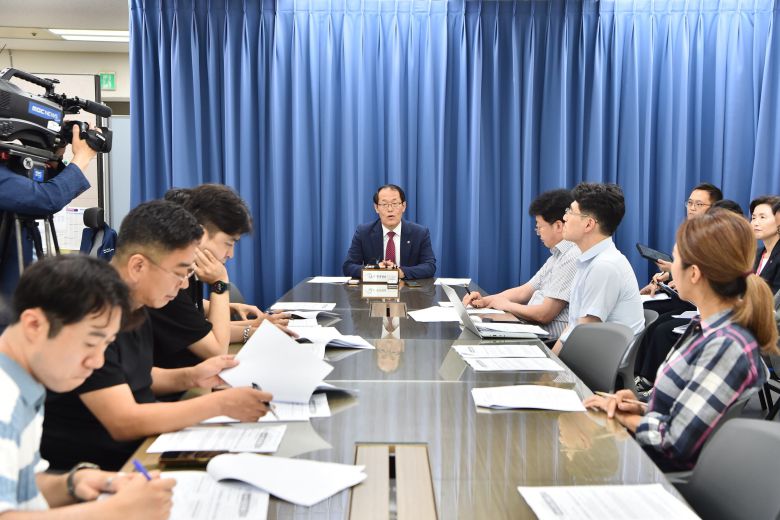 이준승 부산시 행정부시장이 10일 오후 부산의 인구 문제에 대한 새로운 대응 방안 및 정책에 대해 브리핑을 하고 있다./부산시