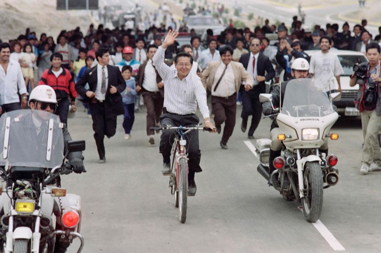 1992년 11월 21일 알베르토 후지모리 페루 대통령이 리마에서 열린 한 도로의 개통식에서 군중에게 손을 흔들고 있다. /AFP 연합뉴스