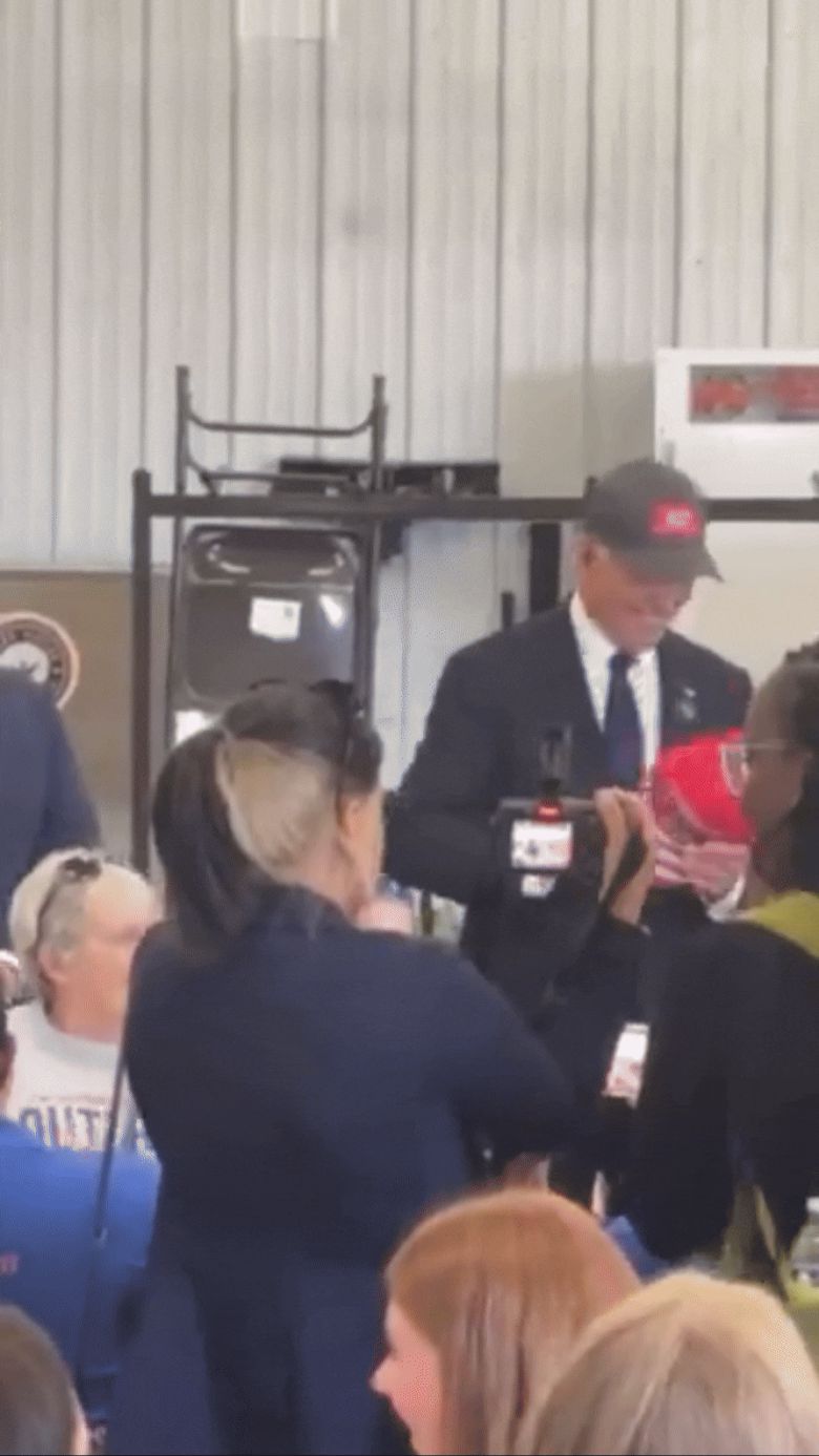 트럼프 선거 캠프 모자를 쓰는 조 바이든 미국 대통령. /X(옛 트위터)