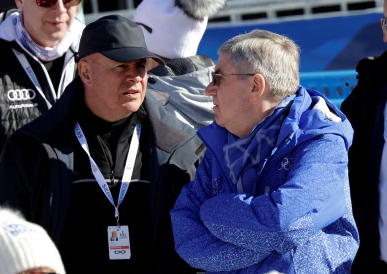 지난해 2월 프랑스에서 열린 FIS 알파인스키 월드컵에서 요한 엘리아쉬(왼쪽) 국제스키연맹 회장과 토마스 바흐 IOC 위원장./로이터 연합뉴스