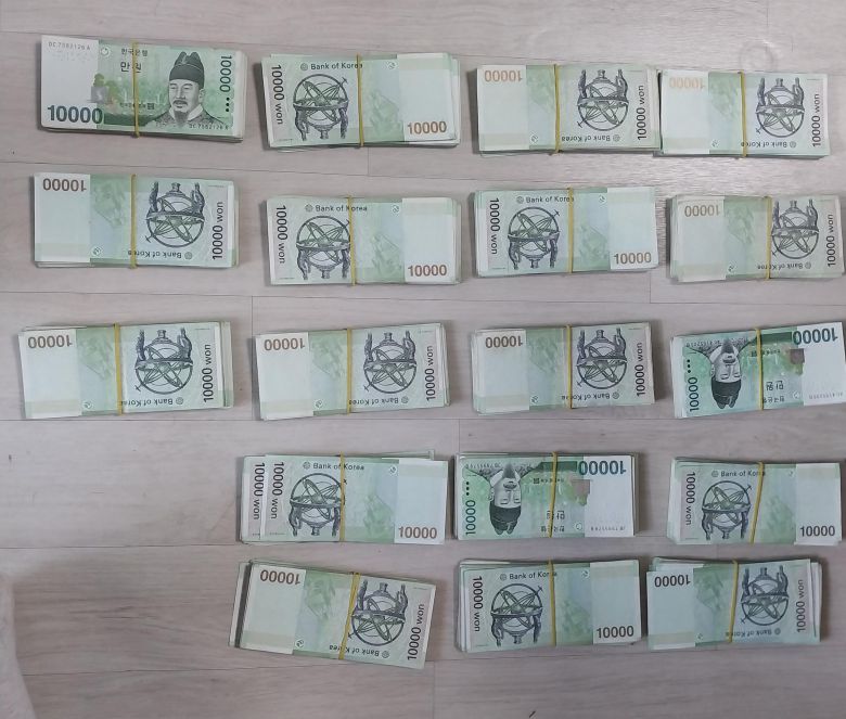 경찰이 피의자 A씨를 검거하는 과정에서 범죄수익으로 압수한 현금 약 1000만원. /경기남부경찰청