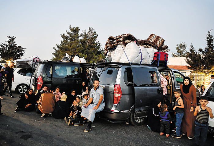 이웃 나라로 탈출하는 레바논 피란민들 - 24일 시리아 다마스쿠스 근처 국경 지대에서 레바논을 빠져나온 피란민들이 지친 표정으로 쉬고 있다. 이들이 기대 앉은 차엔 짐이 가득하다. 레바논에서 활동하는 이슬람 무장 단체 헤즈볼라를 상대로 하는 이스라엘의 대규모 폭격이 계속되자 이웃 나라 시리아로 탈출하려는 레바논 피란민들의 행렬도 끊이질 않고 있다. /신화 연합뉴스
