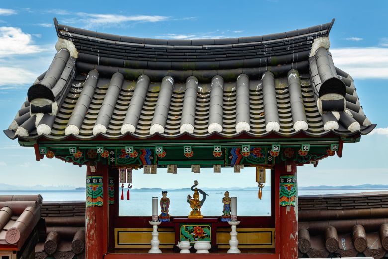 간월암은 사방이 바다 전망대다. 종교와 상관 없이 아담한 경내를 돌아보기만 해도 마음이 평온해진다. / 이건송 영상미디어 기자