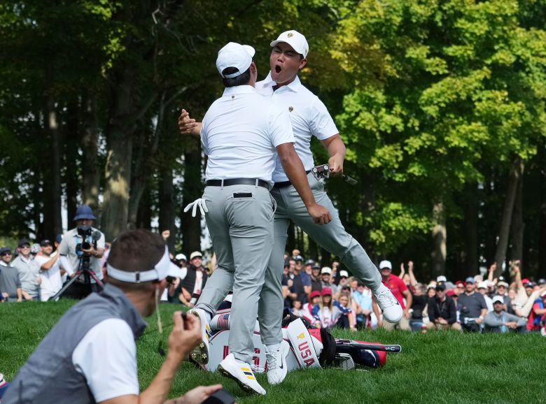 세계연합팀 김주형(오른쪽)과 김시우가 29일 캐나다 로열 몬트리올 골프클럽에서 열린 2024 프레지던츠컵 셋째 날 경기 도중 세리머니를 하고 있다./AP 연합뉴스