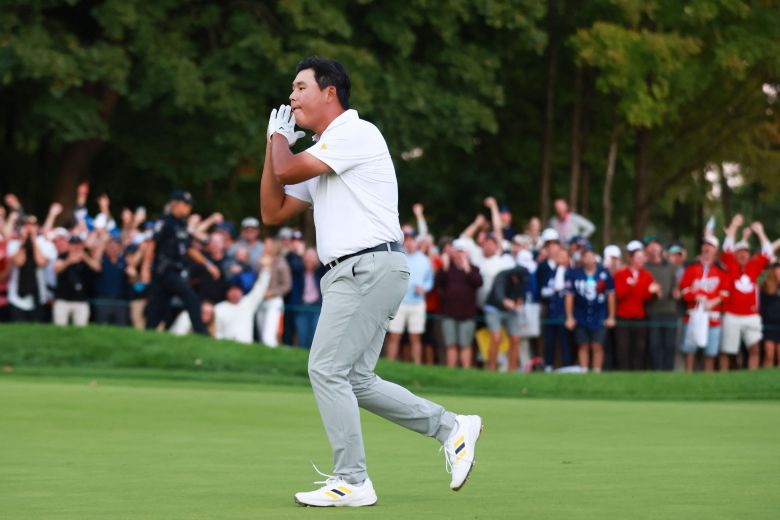 김시우가 29일 캐나다 로열 몬트리올 골프클럽에서 열린 2024 프레지던츠컵 셋째 날 포섬 경기 16번홀에서 그린 주변 플롭샷을 홀에 집어넣어 버디를 잡으며 경기를 동점으로 만든 뒤 NBA 스타 스테픈 커리의 세리머니를 하고 있다./AFP 연합뉴스