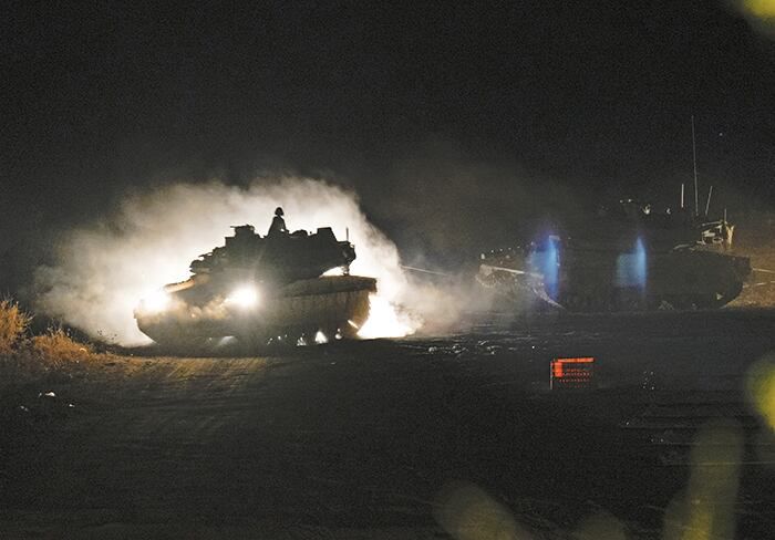 레바논 국경으로 이동 중인 이스라엘 탱크 - 1일 이스라엘군은 레바논 국경을 넘어 남부에서 제한적인 지상 작전을 개시했다. 전날 밤 이스라엘군의 탱크가 어둠을 뚫고 레바논 국경 지대로 이동하고 있다. 이스라엘이 레바논 땅에서 지상전을 개시한 건 2006년 제2차 레바논 전쟁 이후 18년 만이다. /AP 연합뉴스