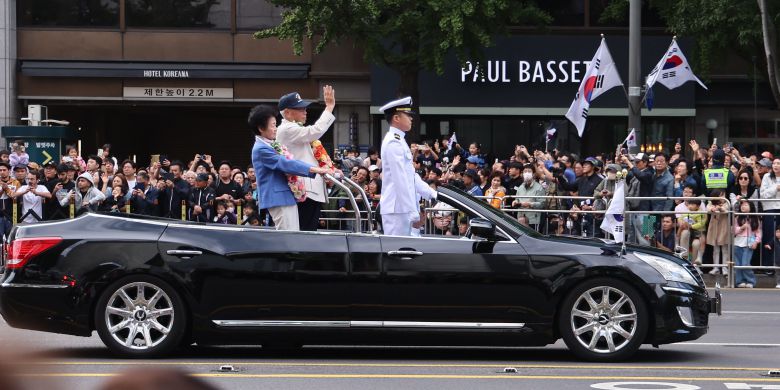 제76주년 국군의 날인 1일 서울 세종대로에서 진행된 국군 시가행진에서 송치선·안상정씨 등 6·25 참전 용사들을 태운 차량이 지나가고 있다. /연합뉴스