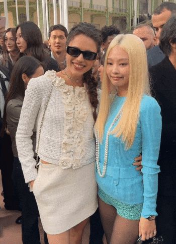 배우 마가렛 컬리가 제니가 뽀뽀하는 듯한 포즈를 취하자 얼굴을 피하고 있다./엑스(X·옛 트위터)