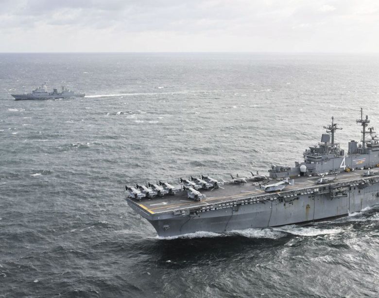 동해에 뜬 미국 복서함·한국 양만춘함 - 지난 2일부터 이틀간 포항 동쪽 해상에서 실시된 한미 연합 해상 훈련에 참가한 미군 강습 상륙함 '복서함'(앞쪽)과 한국 해군 양만춘함(뒤쪽). /해군