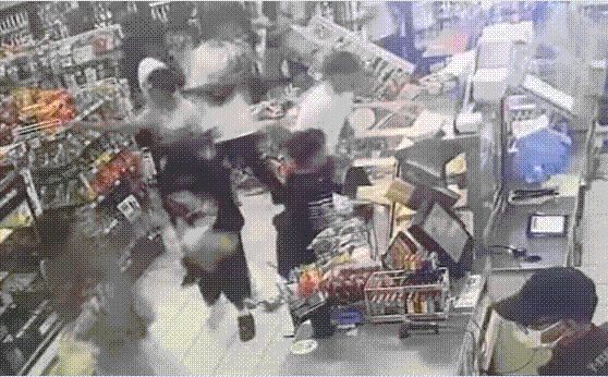 청소년들이 편의점에서 난장판을 치고 있다. /LAPD