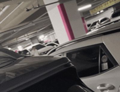 흰색 옷을 입은 대리기사 차주로 보이는 남성에게 고개를 숙이고 있다. /보배드림