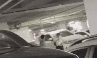 흰색 옷을 입은 대리기사가 자신의 옷 냄새를 맡고 있다. /보배드림