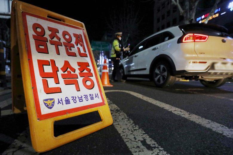 서울 강남구 수인분당선 압구정로데오역 인근에서 경찰이 연말연시 음주운전 특별단속을 실시하고 있다./뉴스1