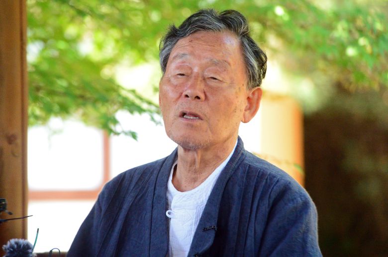 노벨문학상을 수상한 한강 작가의 부친인 한승원 작가가 11일 오전 전남 장흥군의 작업실에서 소감을 밝히고 있다. /뉴스1