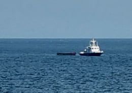 북한 주민 4명이 강원도 속초 인근 해상을 통해 귀순한 2023년 10월 24일 해경 선박이 이들이 타고온 소형 목선을 인근 군부대로 예인하고 있다. 군 관계자는 지난달 17일 북한 인원 1명이 목선을 타고 서해 백령도를 통해 귀순했다고 전했다. /뉴스1