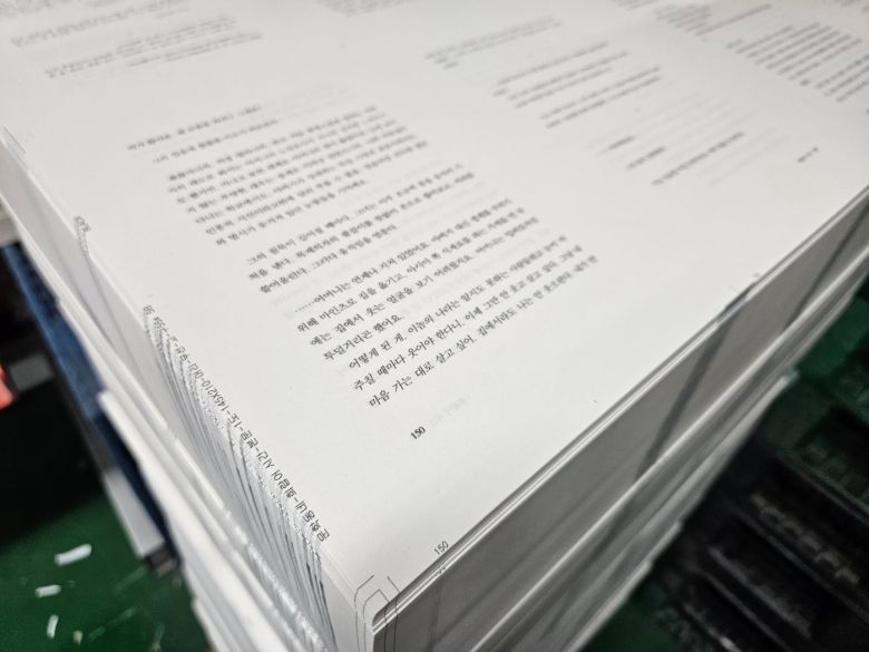 12일 파주출판단지 인근 인쇄소 '영신사'에 쌓여있는 '희랍어 시간' 인쇄본. /황지윤 기자