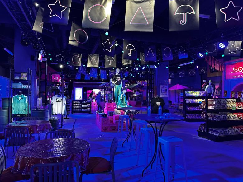 지난 10일 뉴욕 맨해튼에 있는 '맨해튼 몰'에 조성된 오징어 게임 체험장에 마련된 매장의 모습./오로라 특파원