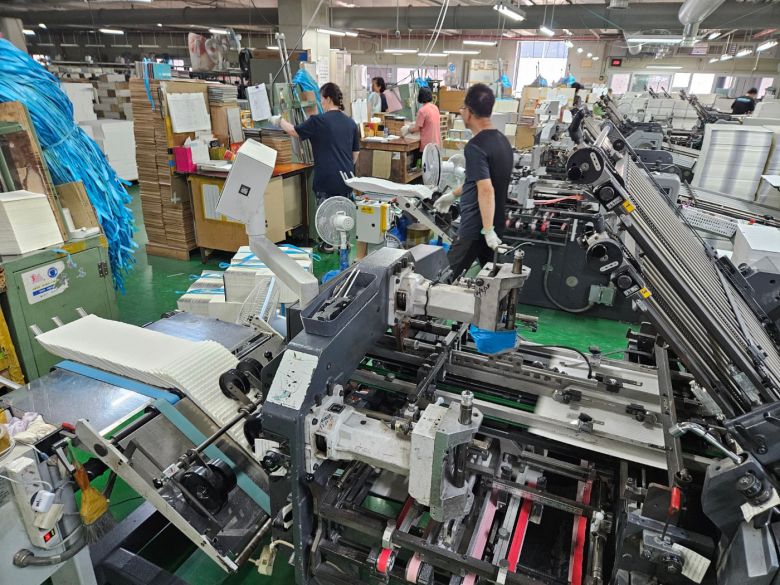 12일 경기도 파주출판단지 인쇄소 '영신사'. 인쇄된 '희랍어 시간'과 '흰'을 접는 제본 작업이 한창이다. /황지윤 기자