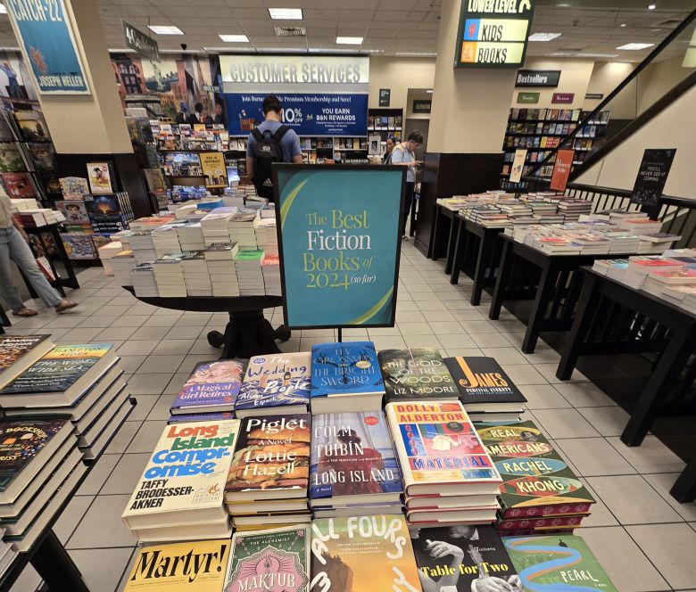 지난 12일(현지 시각) 미국 뉴욕 맨해튼 5번가에 있는 대형 체인 서점 반스앤드노블(Barnes & Noble) 매장의 모습. 한강의 저서는 매진돼 찾을 수 없다. /연합뉴스