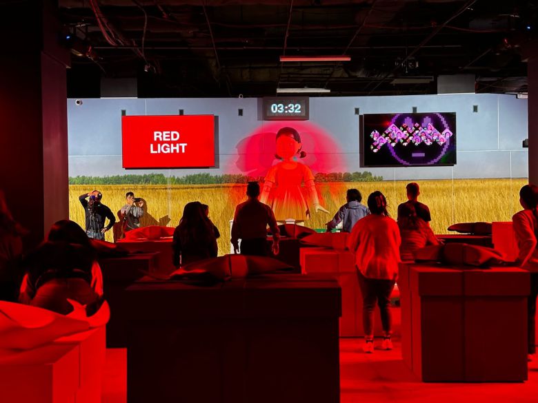 지난 11일 뉴욕 맨해튼에 있는 '맨해튼 몰'에 조성된 오징어 게임 체험장에서 무궁화 꽃이 피었습니다를 체험하고 있다./오로라 특파원