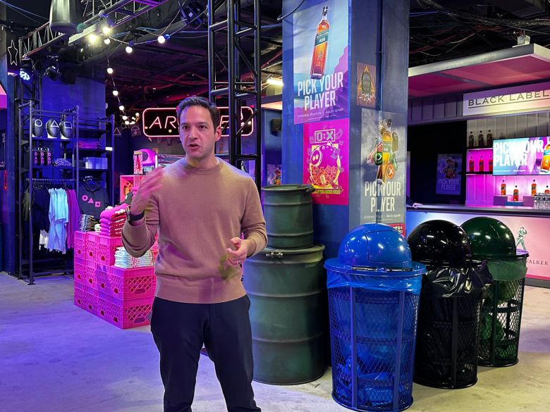 지난 10일 뉴욕 맨해튼에 있는 '맨해튼 몰'에 조성된 오징어 게임 체험장에서 조쉬 사이먼 소비자 제품 담당 부사장이 특파원단과 인터뷰를 갖고 있다./오로라 특파원