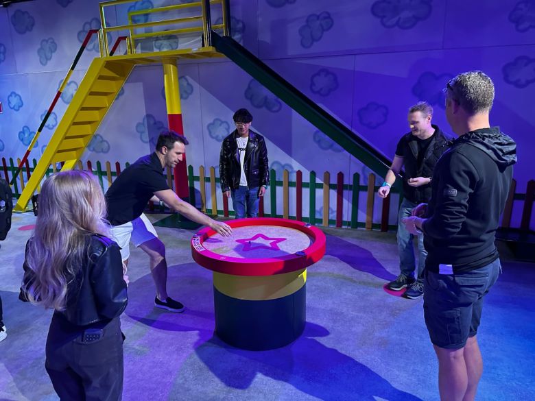 지난 11일 뉴욕 맨해튼에 있는 '맨해튼 몰'에 조성된 오징어 게임 체험장에서 참가자들이 구슬치기를 하고 있다./오로라 특파원