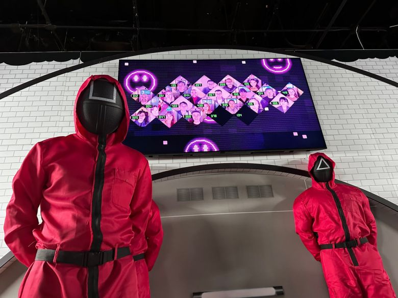 지난 10일 뉴욕 맨해튼에 있는 '맨해튼 몰'에 조성된 오징어 게임 체험장에서 '핑크 솔져'들이 관람객들에 게임 룰을 소개하고 있다./오로라 특파원