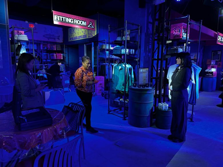 지난 10일 뉴욕 맨해튼에 있는 '맨해튼 몰'에 조성된 오징어 게임 체험장에서 딱지맨으로 분장한 차르 나카시마씨가 참가자들과 딱지 게임을 하고 있다./오로라 특파원